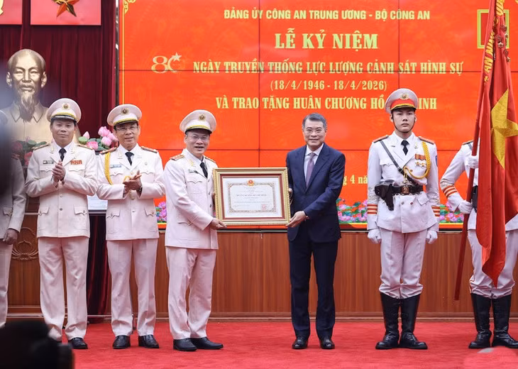 Thủ tướng Chính phủ Lê Minh Hưng thay mặt lãnh đạo Đảng, Nhà nước trao Huân chương Hồ Chí Minh tặng Lực lượng Cảnh sát hình sự, Bộ Công an - Ảnh: VGP/Nhật Bắc