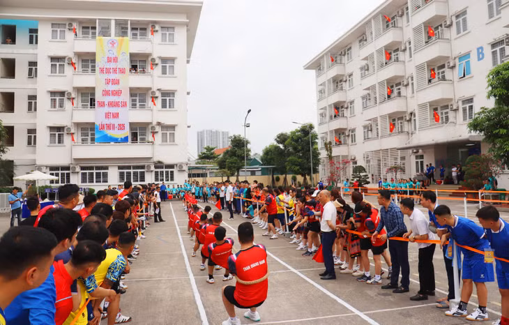 Sôi động phần thi của các đội kéo co nam.