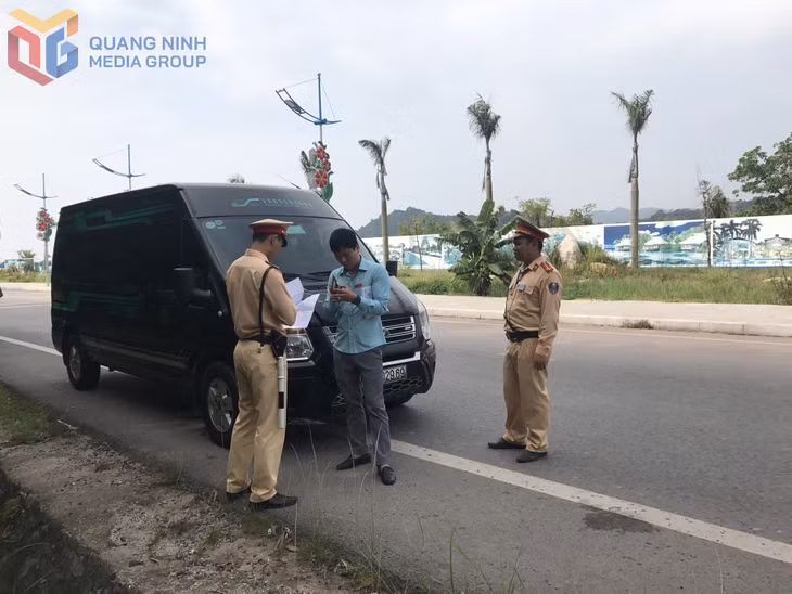 Lực lượng CSGT kiểm tra chặt chẽ các phương tiện vận chuyển hành khách, khách du lịch để xử lý nghiêm hành vi lái xe sử dụng rượu, bia và chở quá số người quy định.