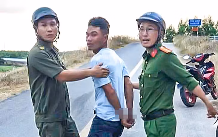 Công an bắt giữ nghi phạm giết vợ rồi ôm con đi trốn - Ảnh: Công an Khánh Hòa