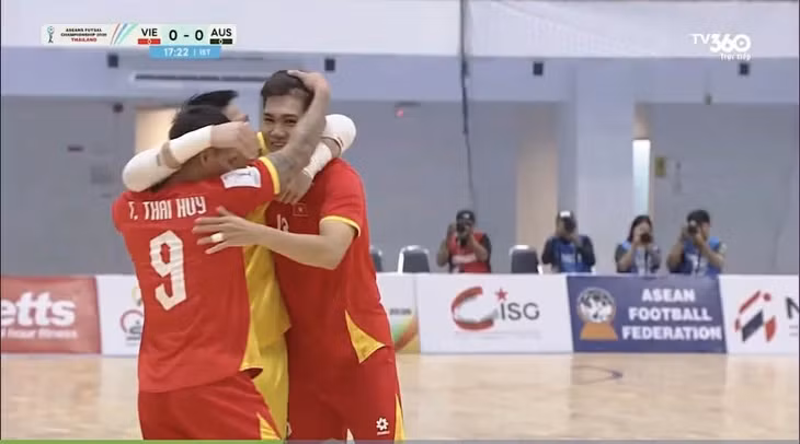 Niềm vui của các cầu thủ Việt Nam sau khi ghi bàn thắng vào lưới tuyển Úc - Ảnh: TV