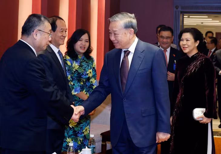 Tổng Bí thư, Chủ tịch nước Tô Lâm và Phu nhân gặp mặt thân nhân các tướng lĩnh, chuyên gia, nhân sĩ hữu nghị Việt Nam-Trung Quốc. (Ảnh: TTXVN)