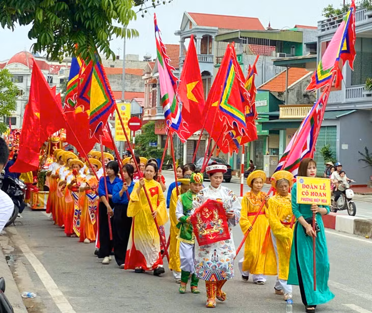 Tất cả diễn ra rộn ràng trong không khí linh thiêng, thành kính.