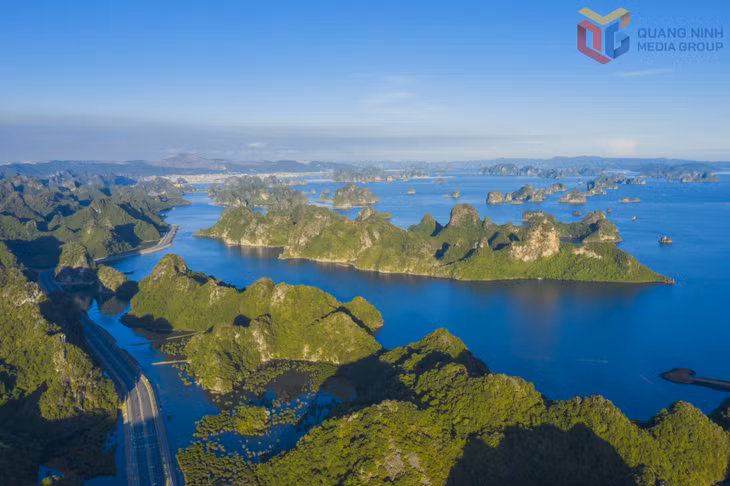 Vẻ đẹp nguyên sơ, yên bình và thơ mộng của vịnh Bái Tử Long. Ảnh : Đỗ Giang