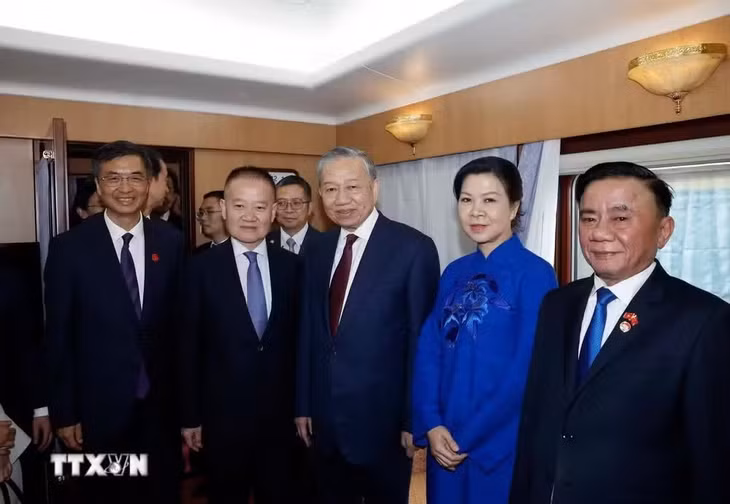 Các đồng chí lãnh đạo Trung Quốc tiễn Tổng Bí thư, Chủ tịch nước Tô Lâm cùng Phu nhân tại ga Bằng Tường, Trung Quốc.