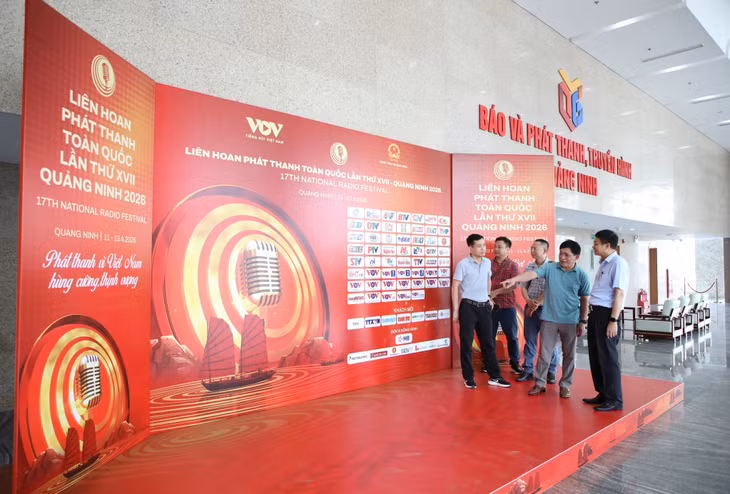 Khu vực sảnh bên trong Báo và PTTH Quảng Ninh được bố trí điểm "check-in" nổi bật, với thiết kế backdrop tạo không gian ấn tượng để đại biểu, khách mời lưu lại những khoảnh khắc đáng nhớ.
