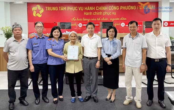 Viện KSND tỉnh phối hợp với phường Hồng Gai trao giấy khai sinh cho bà Phạm Thị Chiên (khu Yết Kiêu 6, phường Hồng Gai), tháng 4/2026.