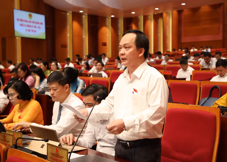 Đại biểu HĐND tỉnh Vũ Đình Nhân, Tổ đại biểu số 5, phát biểu thảo luận tại hội trường.