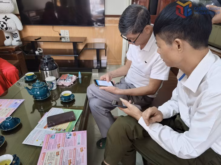 Người dân phường Việt Hưng tìm hiểu, nắm bắt thông tin pháp luật qua kênh mạng xã hội của phường, của tỉnh.