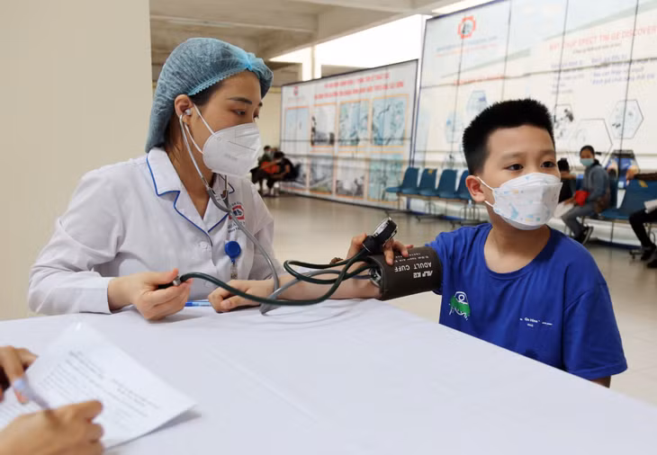  Khám sàng lọc trước tiêm cho trẻ thuộc nhóm thận trọng tiêm chủng tại điểm tiêm Bệnh viện Đa khoa tỉnh. 