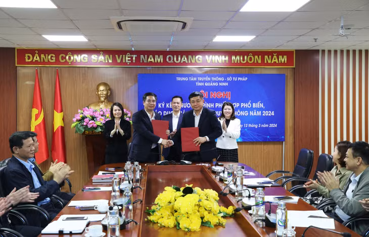 Trung tâm Truyền thông tỉnh Quảng Ninh và Sở Tư pháp ký kết chương trình phối hợp phổ biến, giáo dục pháp luật và truyền thông năm 2024. Ảnh: Minh Đức
