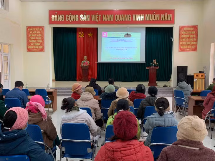 Hội đồng phối hợp phổ biến giáo dục pháp luật huyện Cô Tô tổ chức hội nghị tuyên truyền pháp luật trên địa bàn xã Đồng Tiến. Ảnh: Trang Đào (Trung tâm TT-VH Cô Tô)