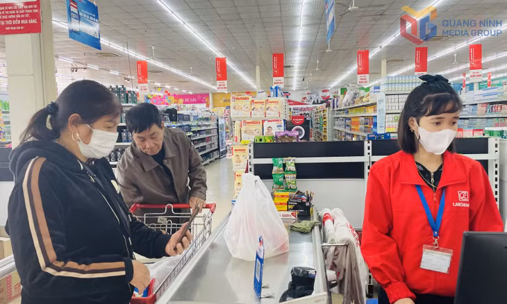 Khách hàng thực hiện thanh toán thông qua quét mã QR tại Siêu thị Lan Chi Đông Triều.