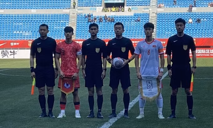 Đội trưởng hai đội U22 Việt Nam và U22 Hàn Quốc làm thủ tục trước trận đấu chiều 20/3. Ảnh: VFF