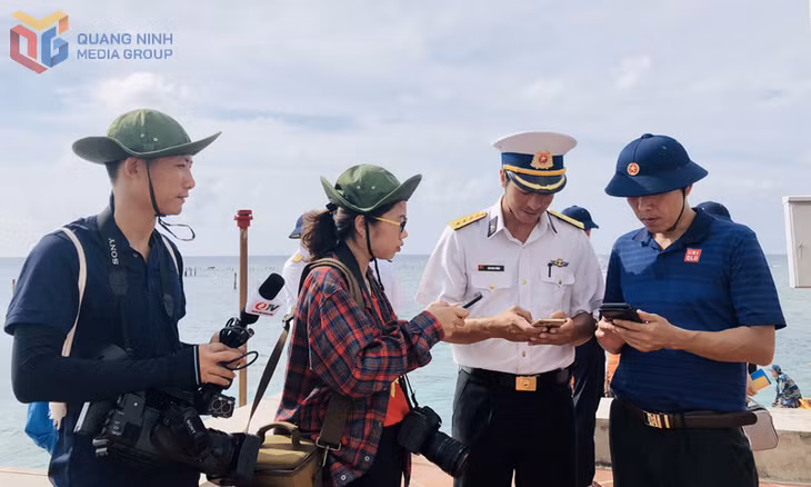 Phóng viên phòng Thời sự tác nghiệp tại Trường Sa, tháng 5/2019.