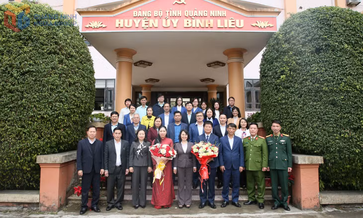 Các đại biểu chụp ảnh cùng Bí thư Huyện ủy Bình Liêu và Chủ tịch Hội Nông dân tỉnh.