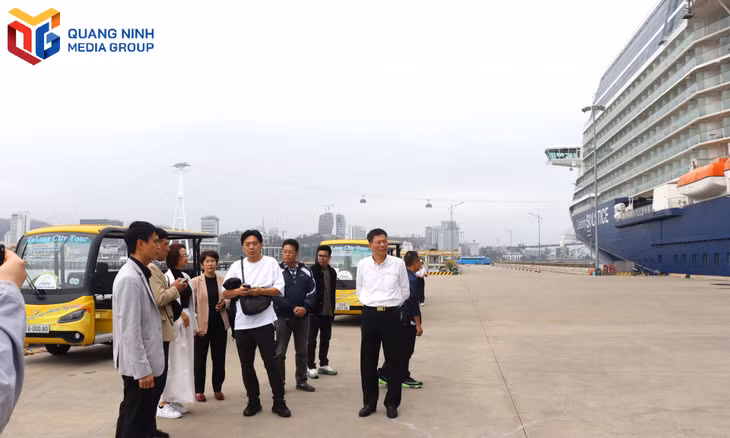 Đoàn khảo sát của tàu Hòa Bình đến tìm hiểu công tác chuẩn bị, hạ tầng cảng bến tại Cảng tàu khách quốc tế Hạ Long, tháng 3/2025.