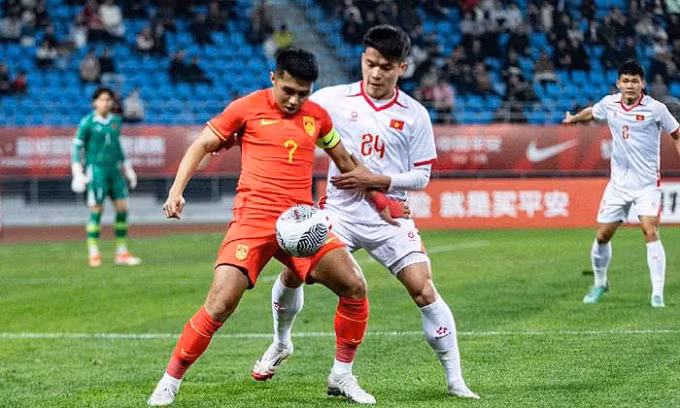 Nguyễn Hồng Phúc (số 24) theo người trong trận Việt Nam hòa Trung Quốc 1-1 trên sân Diêm Thành, tỉnh Giang Tô, Trung Quốc tối 25/3/2025. Ảnh: Sina
