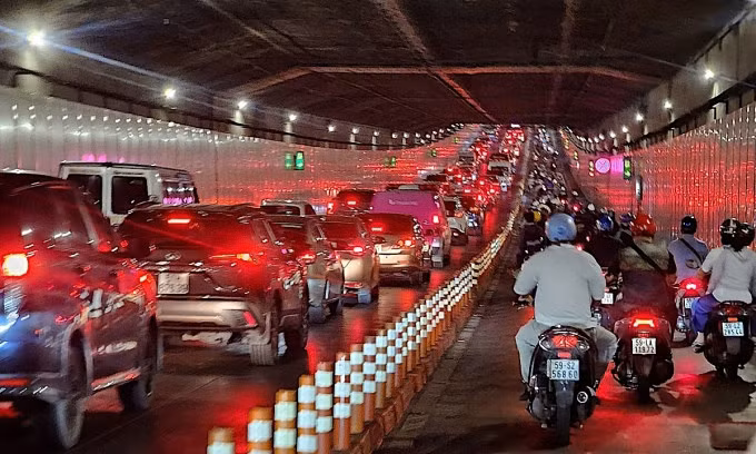 Dòng xe ùn tắc kéo dài bên trong hầm Thủ Thiêm sau hai vụ tai nạn liên tiếp. Ảnh: Đình Văn