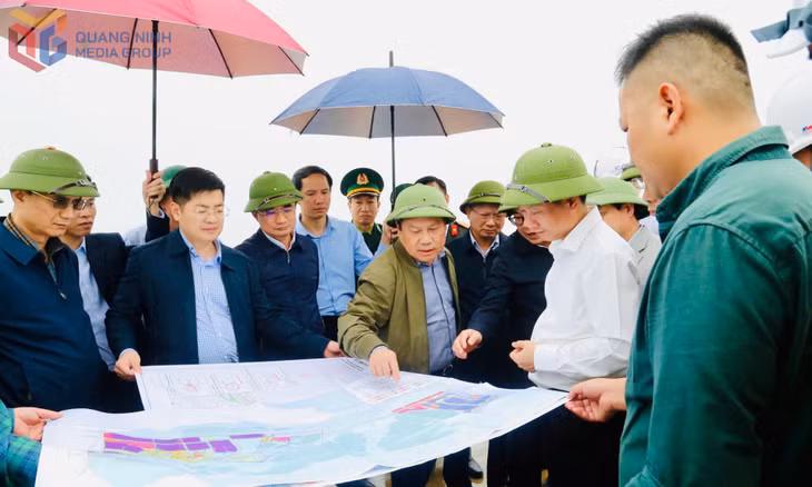 Đồng chí Vũ Đại Thắng, Ủy viên Trung ương Đảng, Bí thư Tỉnh ủy, kiểm tra tiến độ thi công cảng Vạn Ninh (TP Móng Cái).