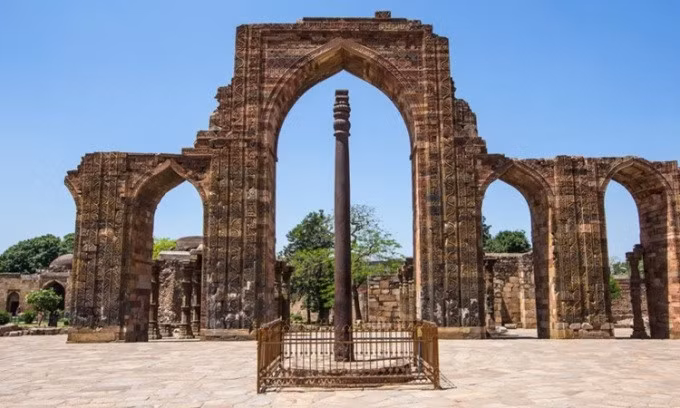 Cột sắt nằm ở quần thể Qutb Minar. Ảnh: Allen Brown