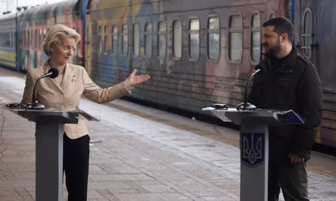 Chủ tịch Ủy ban châu Âu Ursula von der Leyen (trái) và Tổng thống Ukraine Volodymyr Zelensky tại Kiev hồi tháng 11/2023. Ảnh: AFP