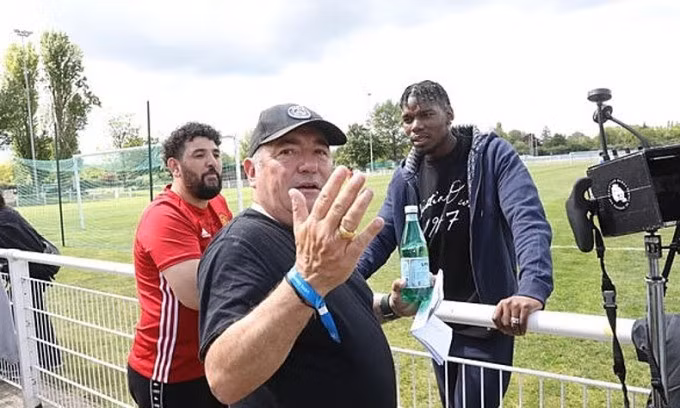 Pogba (phải) trao đổi với đoàn làm phim 4 Zeros. Ảnh: Le Parisien