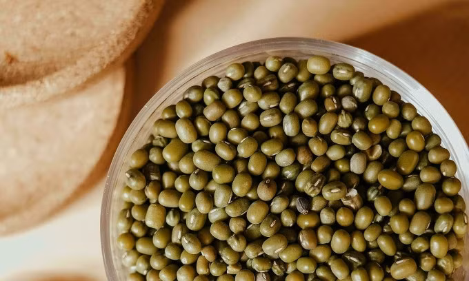 Có thể dùng đậu xanh điều trị trường hợp ngộ độc thực phẩm ở mức độ nhẹ hoặc vừa. Ảnh: Pexels