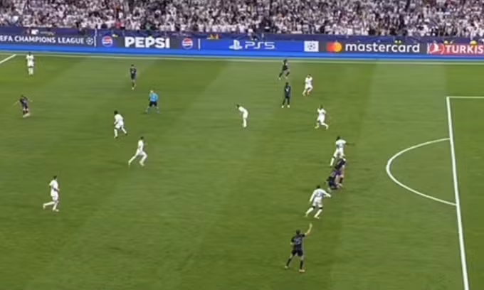 Tình huống trọng tài biên thổi còi bắt việt vị Bayern (áo tối màu), cuối trận gặp Real Madrid. Ảnh: chụp màn hình