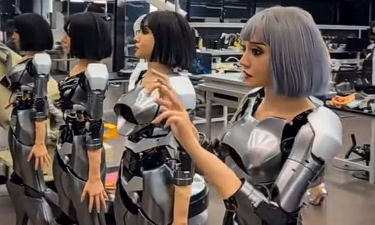 Những robot trong nhà máy của Ex Robots. Video: Evolving AI