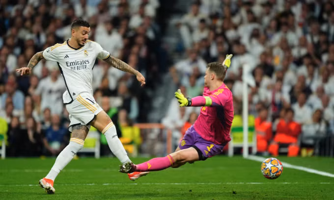 Neuer mắc sai lầm, tạo điều kiện để Joselu gỡ hòa cho Real. Ảnh: AP