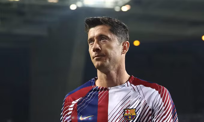 Tiền đạo Robert Lewandowski trong lúc khởi động trước trận Barca gặp Porto trên sân Dragao, Bồ Đào Nha, bảng H Champions League ngày 4/10/2023. Ảnh: Reuters