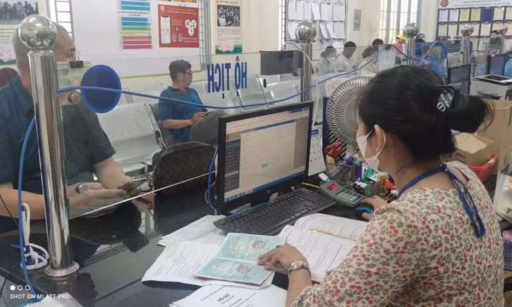Cán bộ, công chức, viên chức đang làm việc tại UBND phường 5, quận Gò Vấp, TP.HCM. Ảnh: NGUYỄN HIỀN