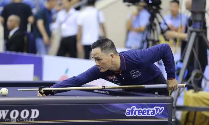 Cơ thủ Trần Đức Minh trong trận tứ kết World Cup với Berkay Karakurt, tại carom 3 băng World Cup ở TP HCM tối 25/5/2024. Ảnh: Đức Đồng