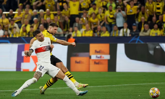 Tiền đạo Niclas Fullkrug (áo vàng) ghi bàn duy nhất trận Dortmund thắng PSG 1-0 trên sân Signal Iduna Park, Đức, lượt đi bán kết Champions League tối 1/5/2024. Ảnh: Reuters