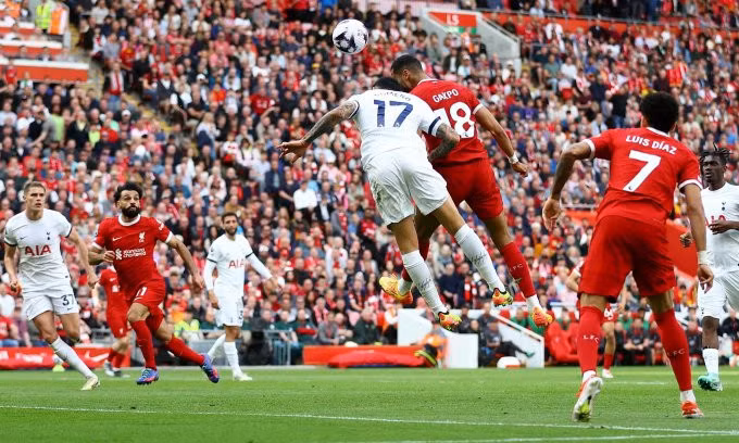 Cody Gakpo (số 18) đánh đầu nâng tỷ số lên 3-0 cho Liverpool trước Tottenham, trên sân Anfield, vòng 36 Ngoại hạng Anh ngày 5/5/2024. Ảnh: Reuters