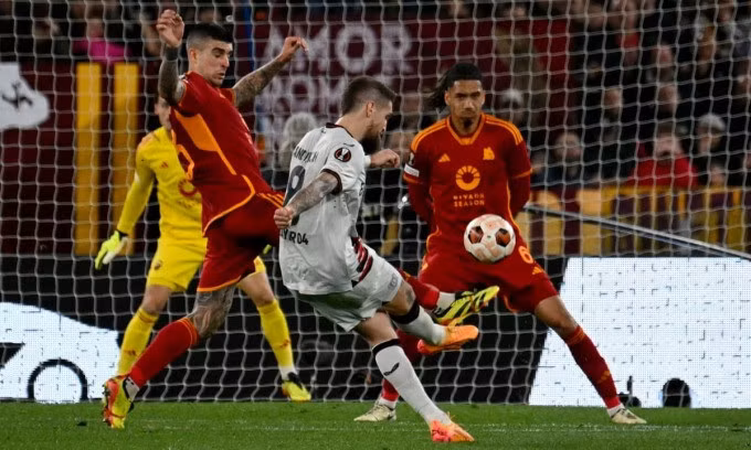 Andrich (số 8) sút xa thành bàn, ấn định chiến thắng cho Leverkusen trên sân Olimpico, Rome hôm 2/5. Ảnh: Reuters