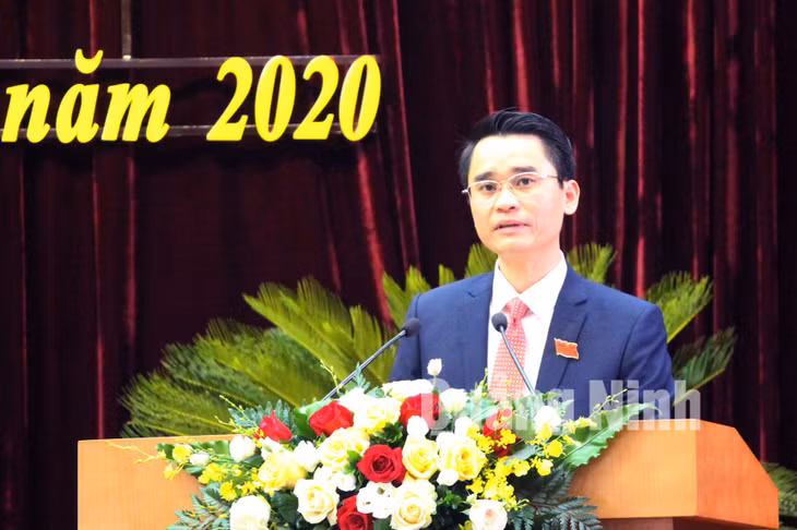 Đồng chí Phạm Văn Thành, Bí thư Thị ủy, Chủ tịch UBND TX Đông Triều trình bày báo cáo chính trị tại đại hội (7-2020). Ảnh: Thu Chung