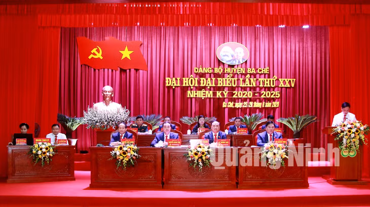 Đoàn Chủ tịch điều hành Đại hội (6-2020). Ảnh: Mạnh Trường
