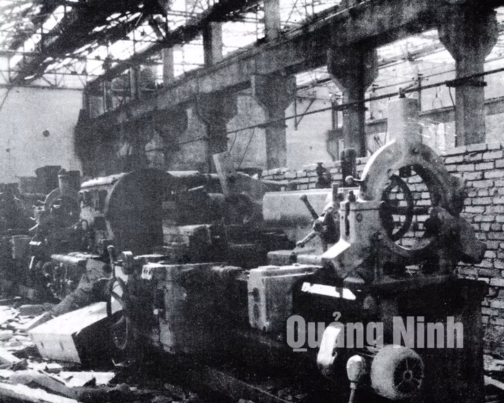 Nhà máy cơ khí Trung tâm Cẩm Phả bị bom mỹ tàn phá. Ảnh tư liệu