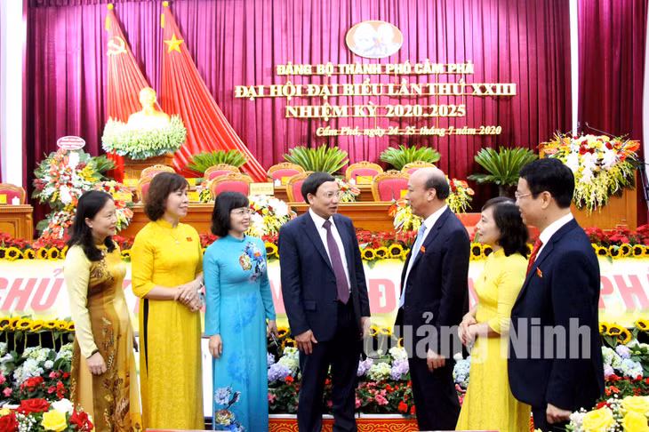 Đồng chí Nguyễn Xuân Ký, Bí thư Tỉnh ủy, Chủ tịch HĐND tỉnh, trò chuyện với các đại biểu dự đại hội (7-2020). Ảnh: Thu Chung