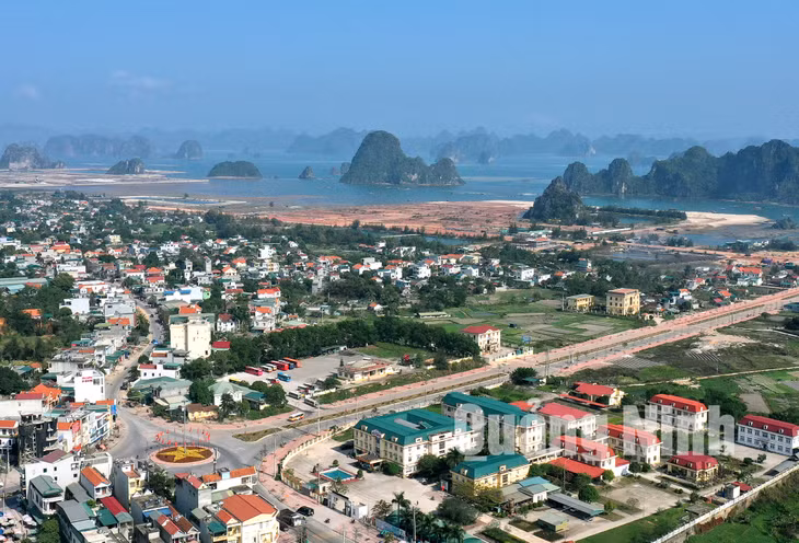 Trung tâm huyện Vân Đồn (3-2020). Ảnh: Đỗ Giang