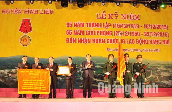 Thừa ủy quyền của Chủ tịch nước, Phó Bí thư Tỉnh ủy Vũ Hồng Thanh trao Huân chương Lao động hạng Nhì và bức trướng của Tỉnh ủy, HĐND, UBND, UB MTTQ tỉnh cho huyện Bình Liêu.