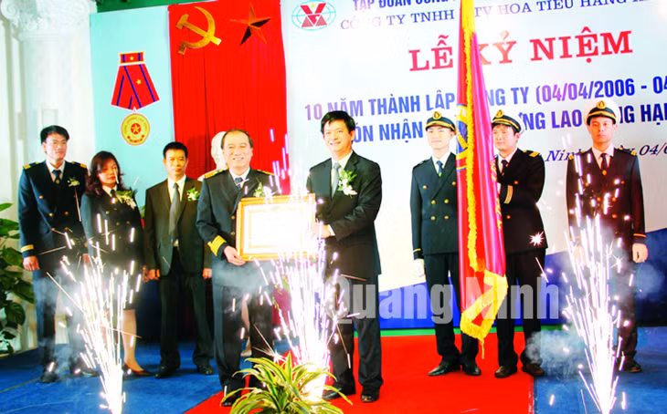 Ngày 4/4/2016, Công ty TNHH MTV Hoa Tiêu hàng hải - TKV đã long trọng tổ chức Kỷ niệm 10 năm ngày thành lập 4/4 (2006-2016) và đón nhận Huân chương Lao động hạng Ba. Ảnh: Trang Thu