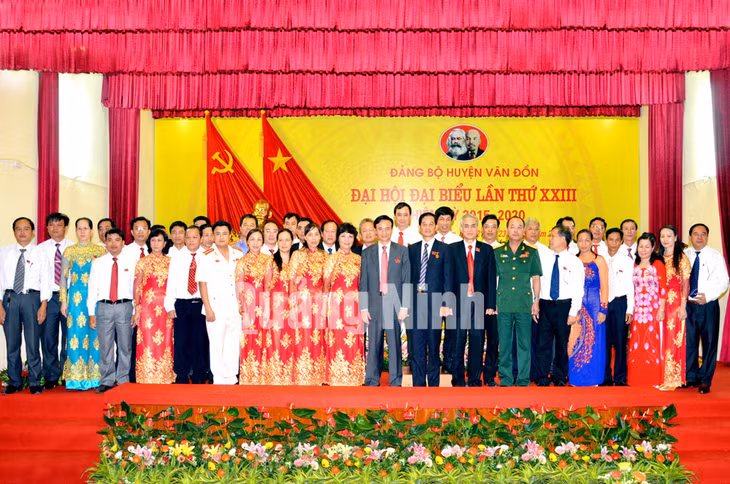 Các đồng chí trong BCH Đảng bộ huyện Vân Đồn khóa mới ra mắt Đại hội