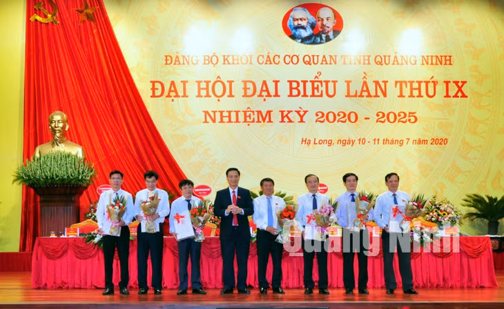 Bí thư Đảng ủy Khối các cơ quan tỉnh Nguyễn Mạnh Cường tặng hoa chia tay các đồng chí thôi không tham gia Ban Chấp hành khóa mới (7-2020). Ảnh: Minh Hà