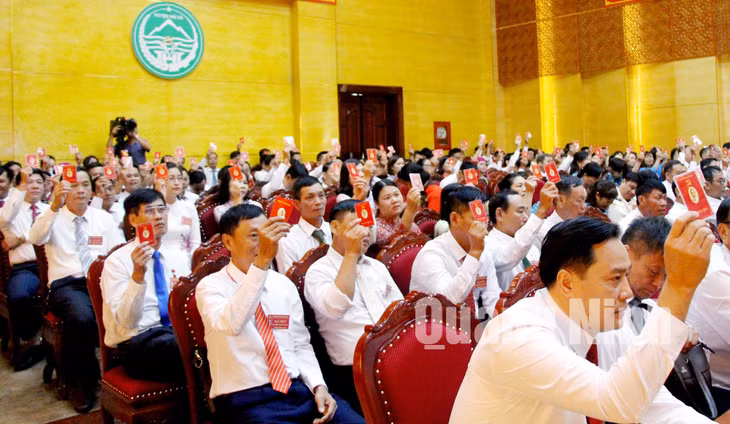Các đại biểu thông qua báo cáo thẩm tra tư cách đại biểu (7-2020). Ảnh: Thu Chung