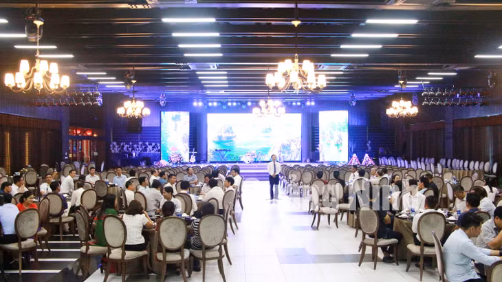 Huyện Vân Đồn tổ chức Hội nghị tiếp xúc, gặp gỡ doanh nghiệp, doanh nhân để lắng nghe, chia sẻ, thể hiện tinh thần đồng hành cùng doanh nghiệp (tháng 10-2019). Ảnh: Mạnh Trường