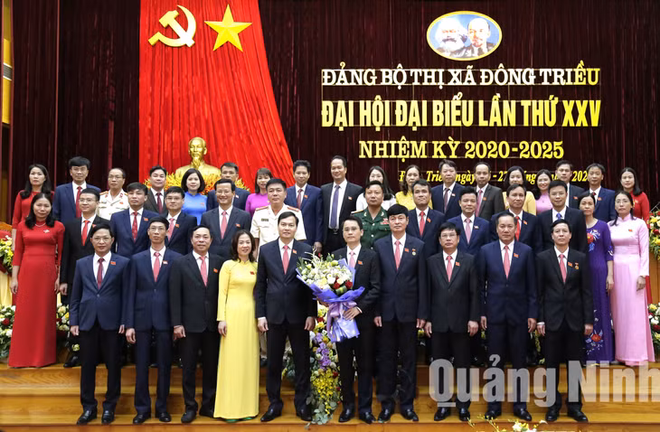 BCH Đảng bộ TX Đông Triều ra mắt đại hội (6-2020). Ảnh: Đinh Yến 