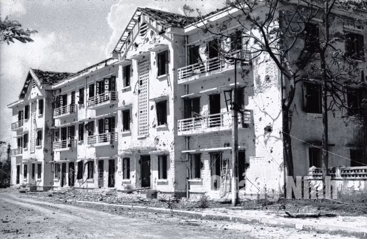 Khách sạn nội địa Hòn Gai bị máy bay Mỹ bắn phá năm 1972. Ảnh tư liệu